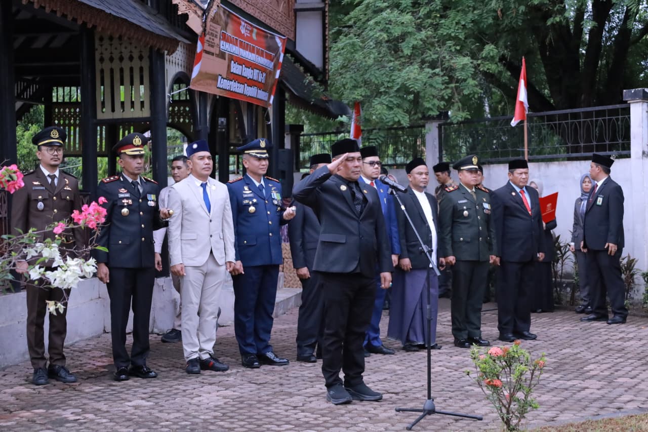 Bupati Aceh Besar Muharram Idris Pimpin Ziarah Makam Teuku Nyak Arief, Ajak Generasi Muda Jaga Sejarah dan Bahasa Aceh