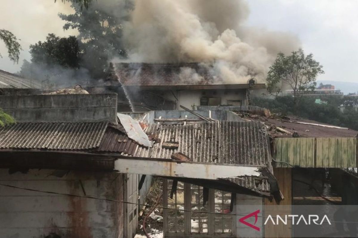Damkar Cianjur Padamkan Kebakaran Lahan 800 Meter Persegi dan Vila di Cipanas, Kerugian Capai Rp100 Juta