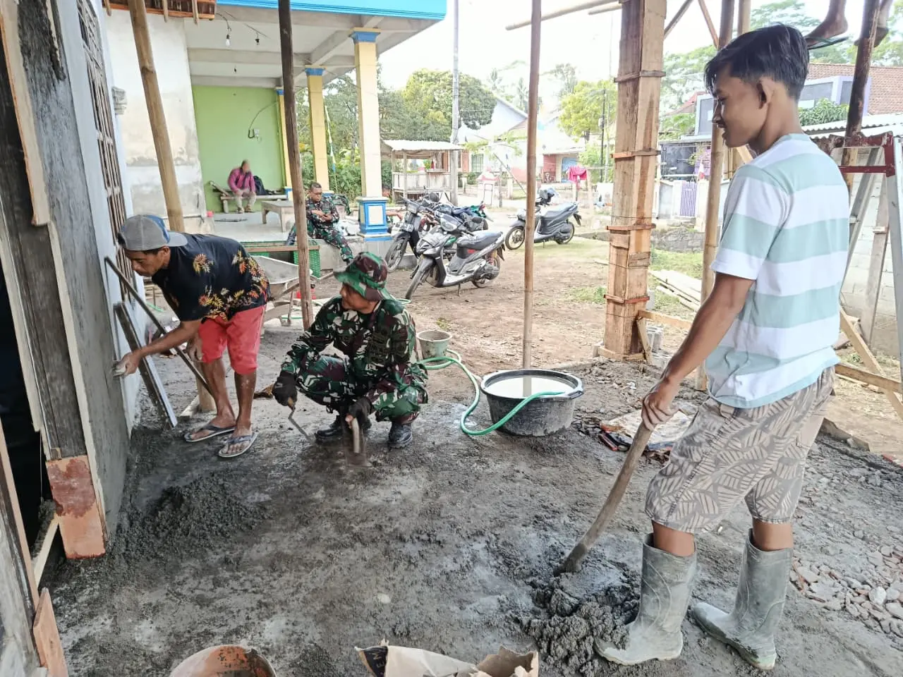 Plester Teras Rumah Bapak Paidi di Desa Cukil Selesai, Wujud Gotong Royong Wujudkan Hunian Layak