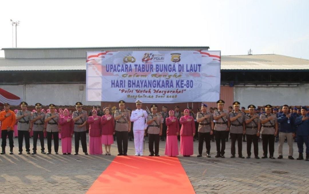 Peringati Hari Bhayangkara ke-80, Polda Bengkulu Gelar Tabur Bunga di Laut sebagai Penghormatan bagi Pahlawan