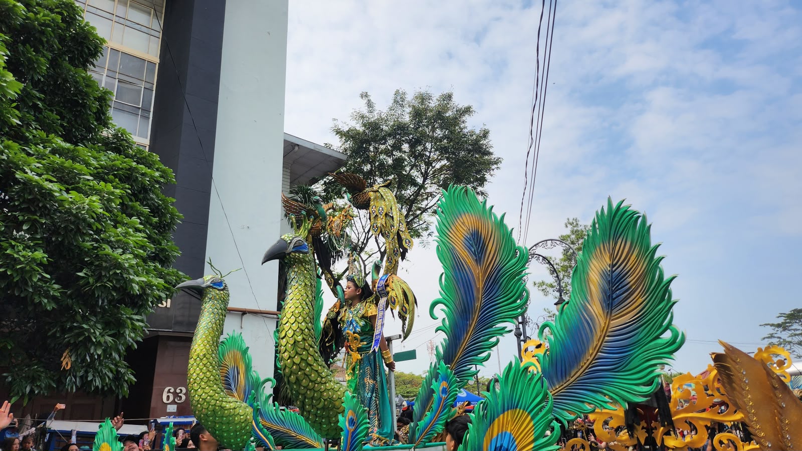 Ribuan Warga Padati Jalan Asia Afrika Bandung untuk Saksikan Parade Budaya Asia Africa Festival 2026, Sejak Subuh