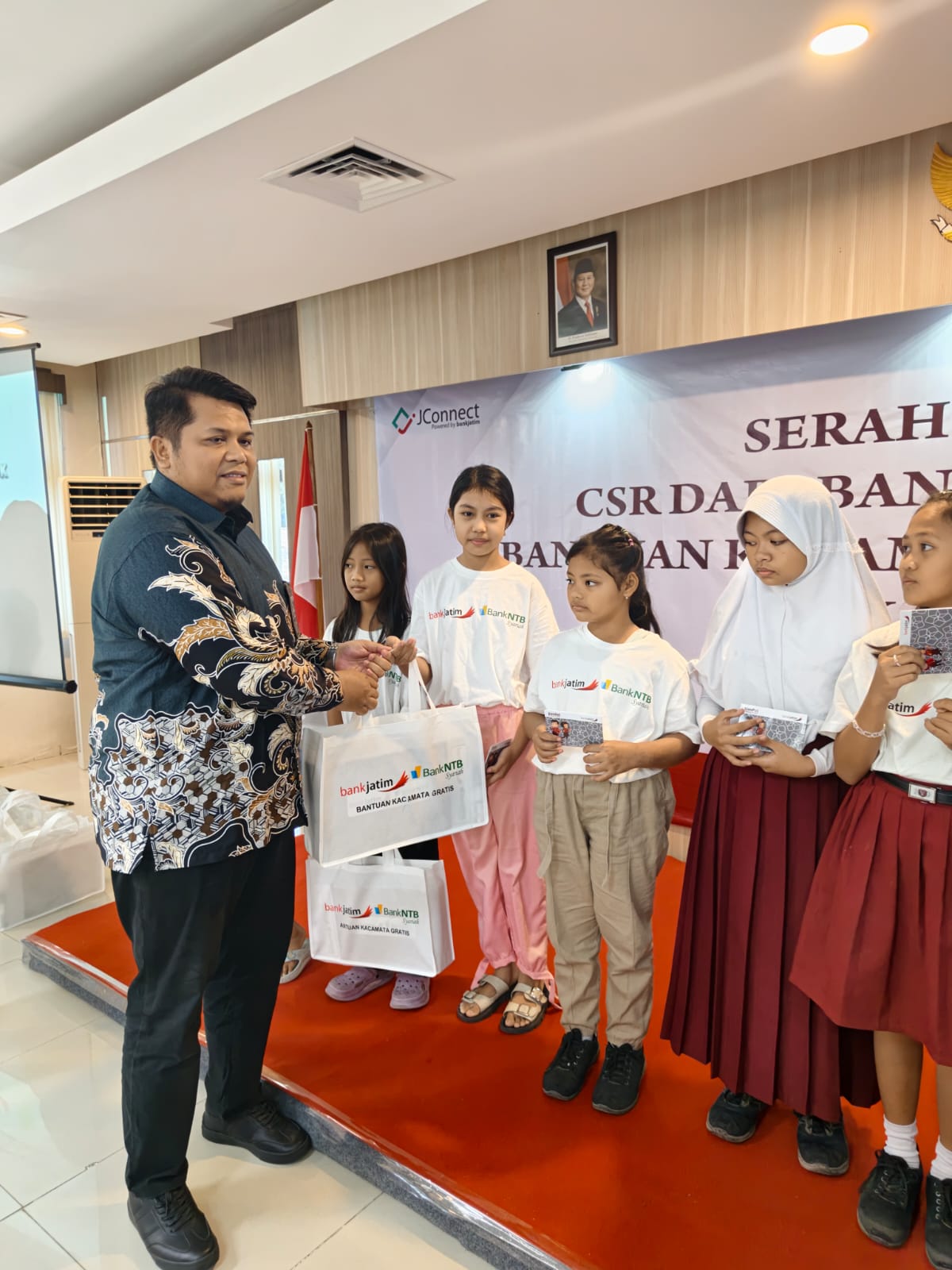 Bank Jatim dan Bank NTB Syariah Salurkan 220 Kacamata Gratis untuk Pelajar di 16 Kabupaten Jawa Timur