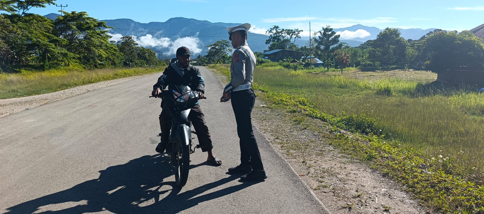 Satlantas Polres Mamberamo Tengah Terjun ke Jalan Warabuke, Atur Arus Pagi demi Kamseltibcarlantas