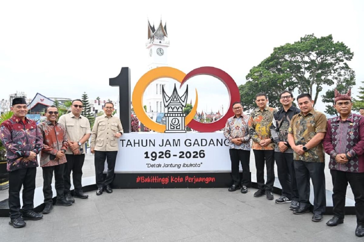 100 Tahun Jam Gadang, Ribuan Warga Meriahkan Parade Budaya dan 100 Penyair Dunia Membaca Puisi di Bukittinggi