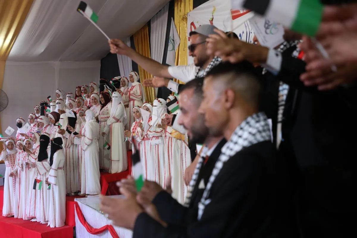 Di Tengah Reruntuhan Kamp Jabalia, 150 Pasangan Palestina Gelar Pernikahan Massal Penuh Tradisi