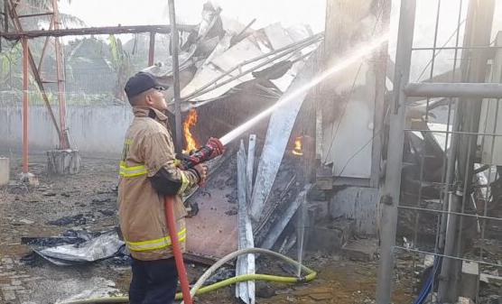 Shelter Telekomunikasi di Rangkasbitung Terbakar, Warga Panik Lihat Kepulan Asap Tebal Membumbung