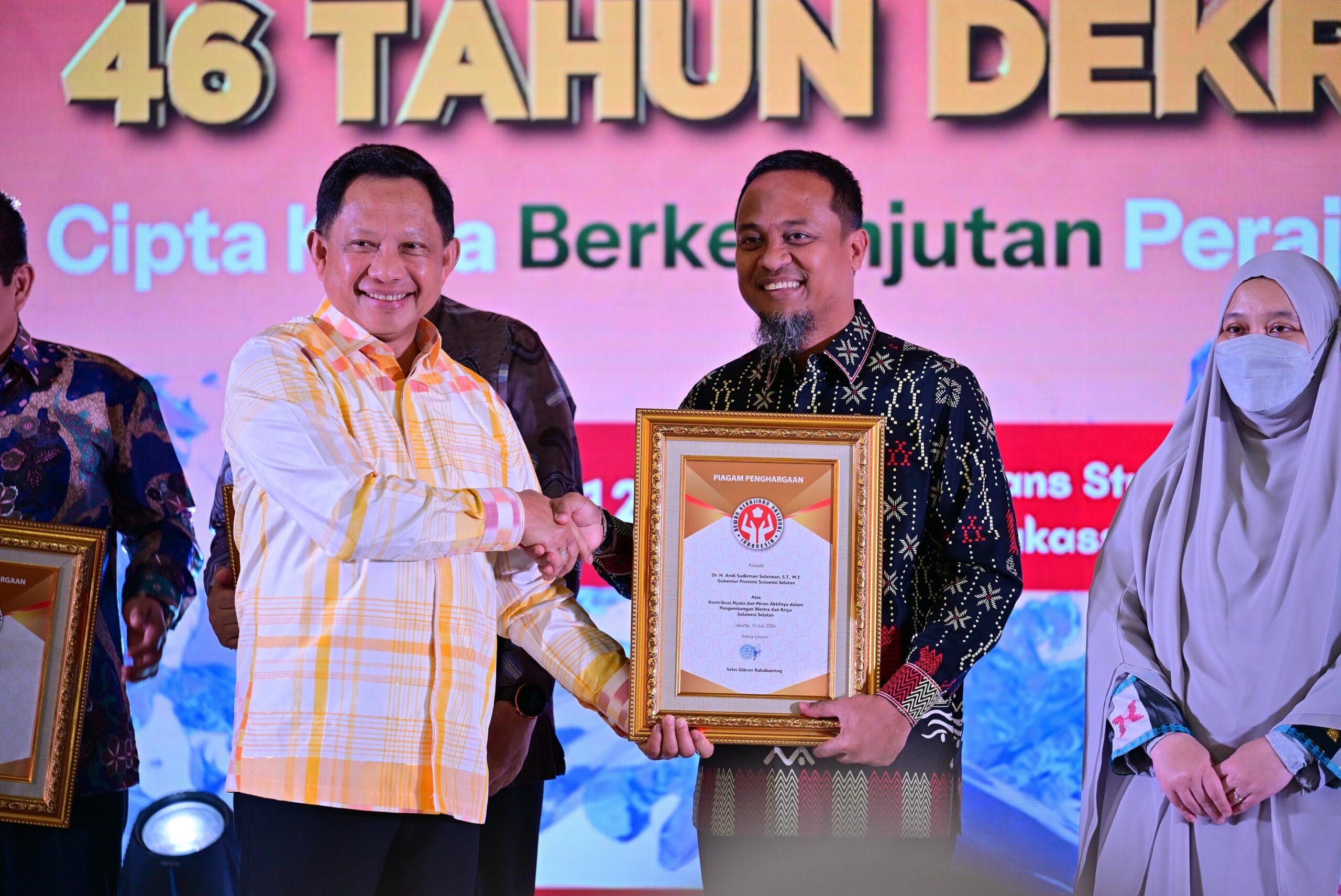 Gubernur Sulsel Andi Sudirman Raih Penghargaan Dekranas, Mendagri Tito Karnavian Puji Dampak Ekonomi Acara ke Trans Studio Mall Makassar