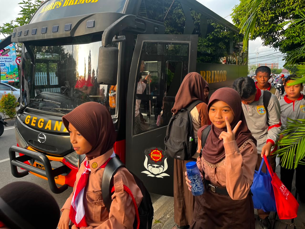 Bus Sekolah Gratis dari Satbrimob Polda Kaltim Kembali Beroperasi di Balikpapan Barat, Antar Pelajar hingga Gunung Malang