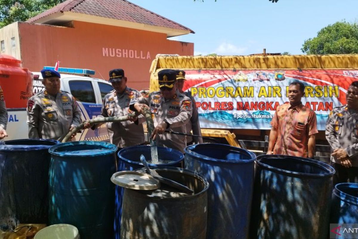 Polres Bangka Selatan Salurkan 6.000 Liter Air Bersih ke Warga Toboali yang Terdampak Kekeringan