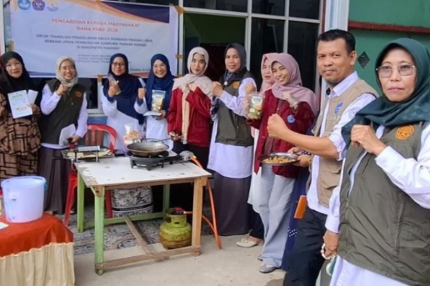 Dosen dan Mahasiswa Politani Pangkep Latih Warga Mandalle Olah Rumput Laut Jadi Sabun hingga Stik Ikan Bandeng