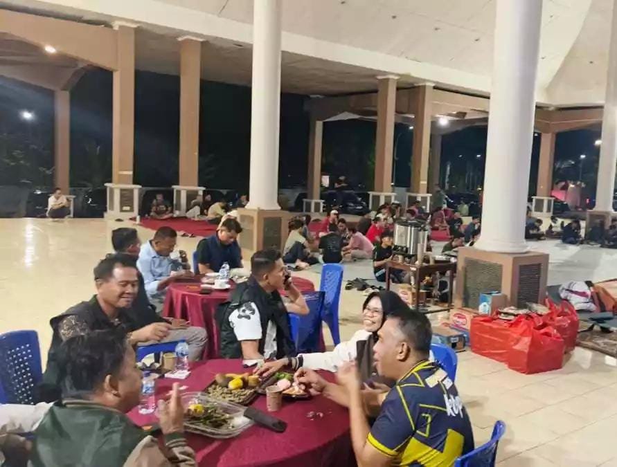 Nobar Final Piala Dunia 2026 di Pendopoan Rumdin Wali Kota, Wali Kota Prabumulih dan Sekda Duduk Bersama Warga
