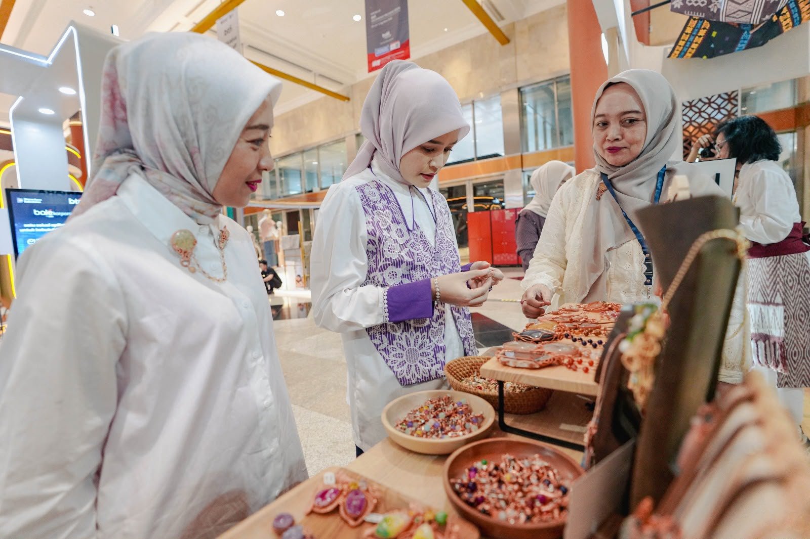 750 Koleksi Perhiasan Batu Alam Bengkulu Laris Manis di Indonesia Fashion Week 2026, UMKM Binaan Pertamina Catat Transaksi Rp 40 Juta
