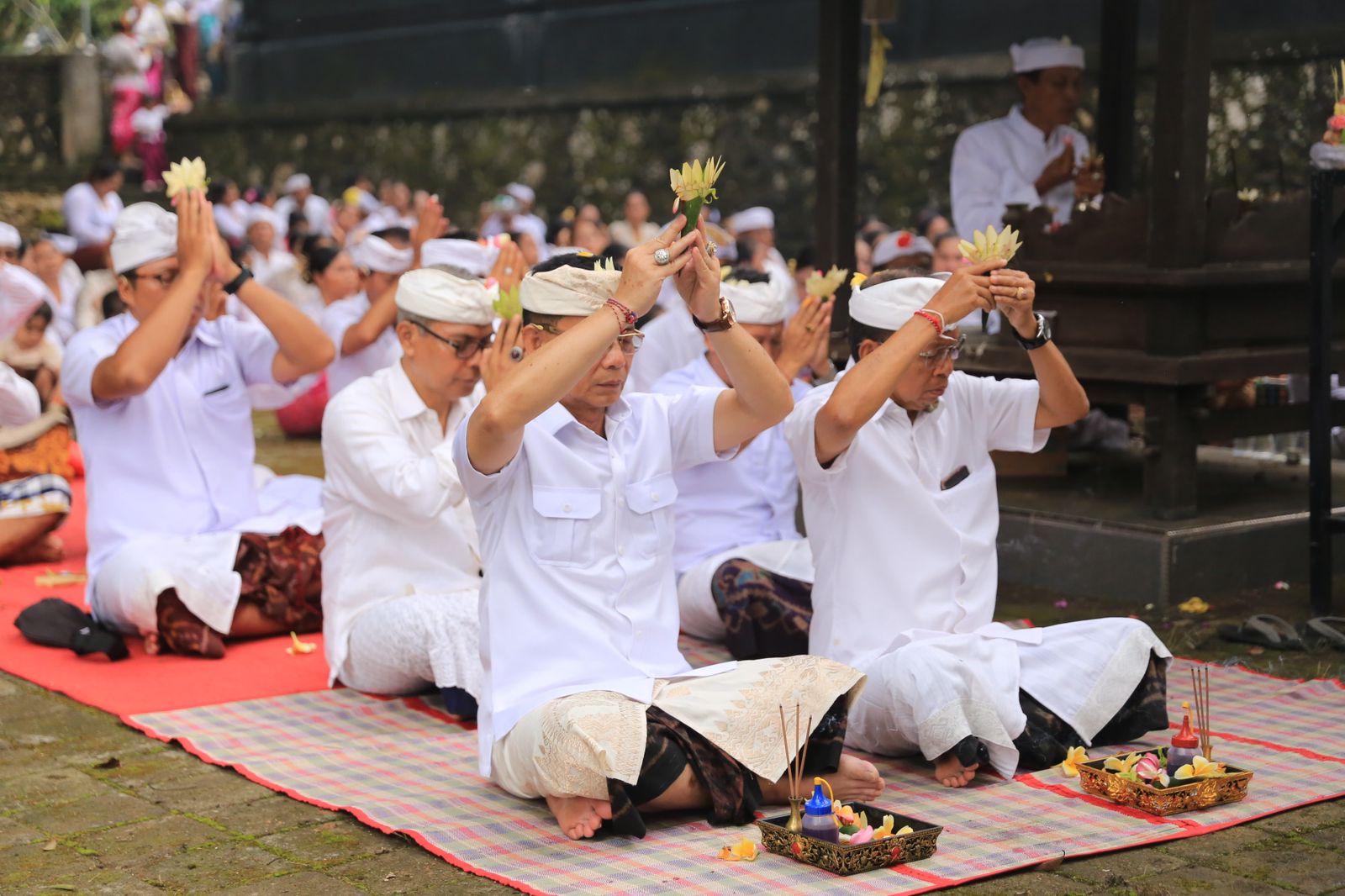 Gubernur Bali Wayan Koster dan Bupati Klungkung Satria Tanam Kelapa di Nusa Penida Saat Tumpek Wariga, Sembahyang di 3 Pura