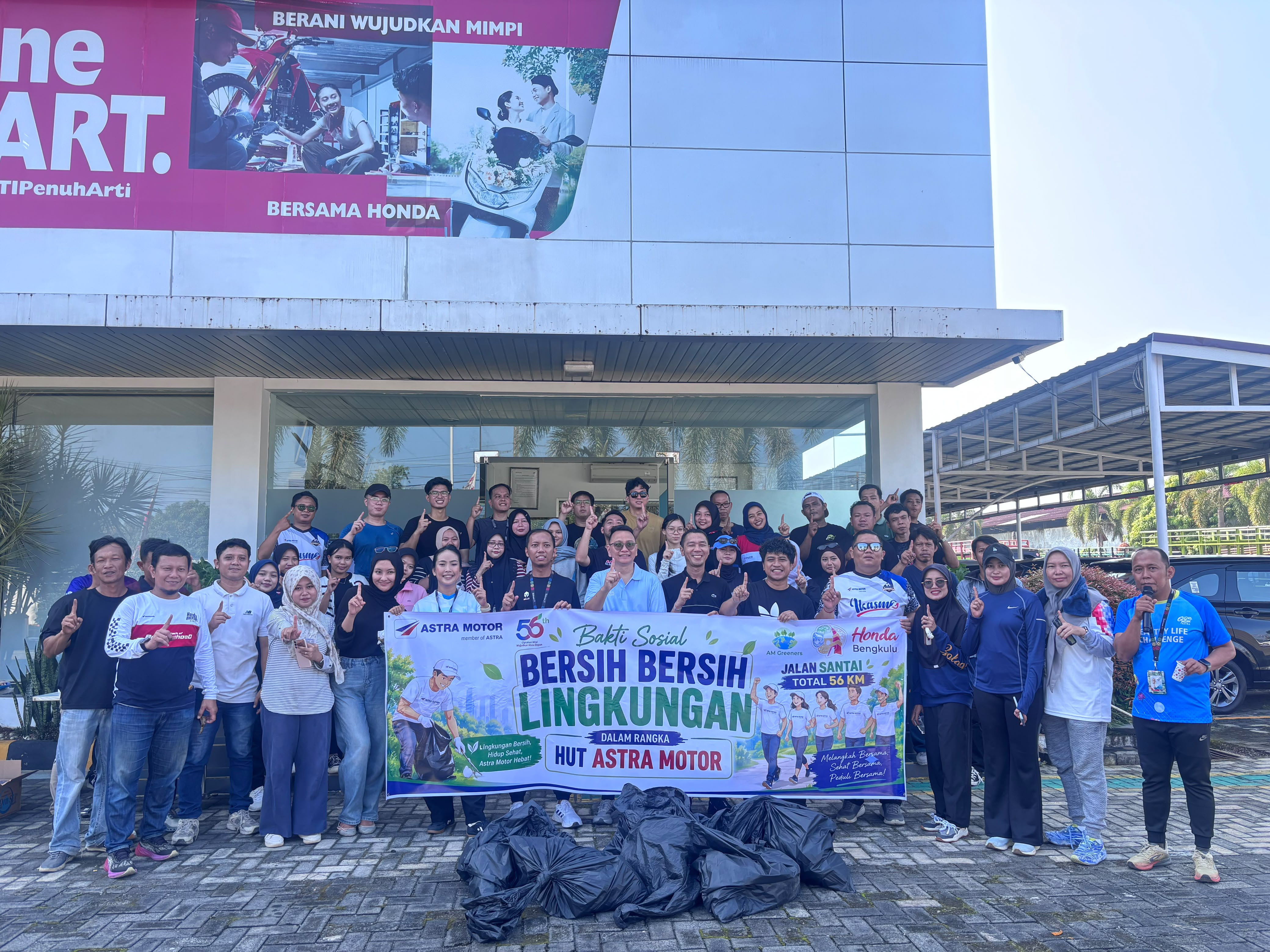 Rayakan HUT ke-56, Astra Motor Bengkulu Ajak Karyawan Jalan Santai Sambil Kumpulkan 56 Kg Sampah