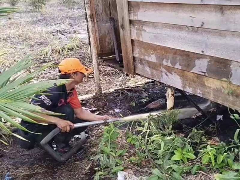 Kebakaran Lahan Gambut di Sampit Hanguskan 4 Hektare dan Satu Rumah Warga, Petugas Terkendala Akses Jalan