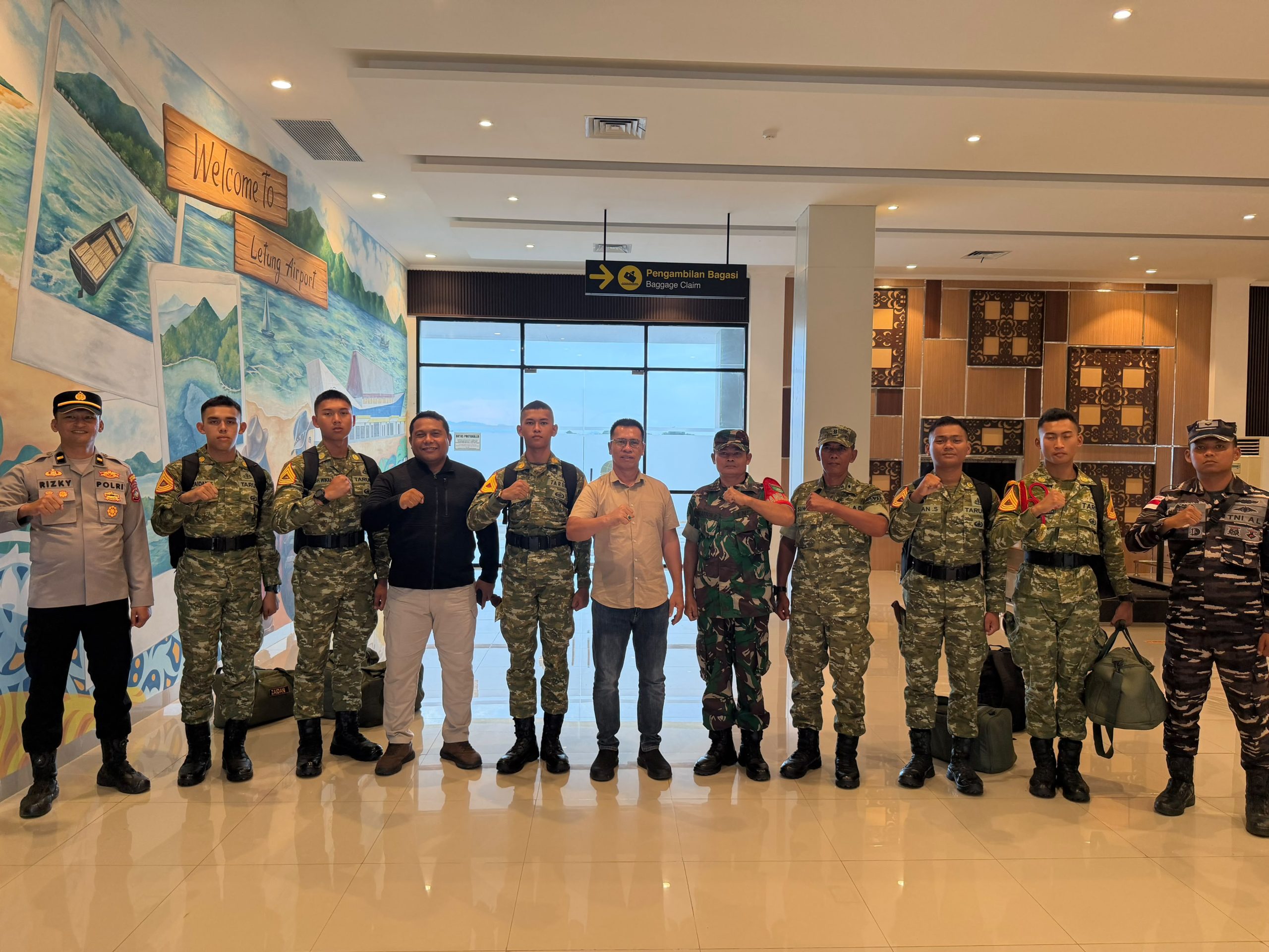 Bupati Anambas Aneng Sambut Taruna AKMIL di Bandara Letung, Perkuat Sinergi TNI-Pemda di Wilayah Perbatasan