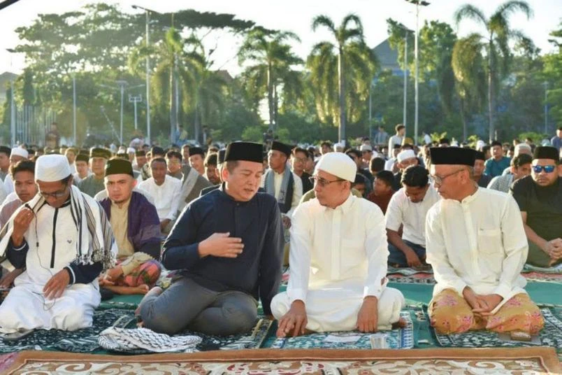 Gubernur NTB Iqbal dan TGB Zainul Majdi Sholat Iduladha Bersama di Halaman Kantor Gubernur, 970 Kg Sapi Kurban Diserahkan