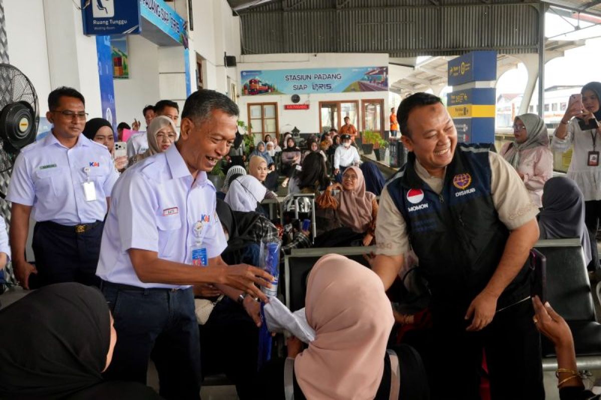 KAI Divre II Sumbar dan Dishub Sapa Penumpang di Stasiun Padang, Bagikan Souvenir di Hari Jadi ke-81