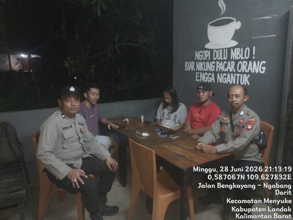 Patroli Malam Polsek Menyuke di Landak, Dua Personel Sambangi Warga dan Cegah Premanisme
