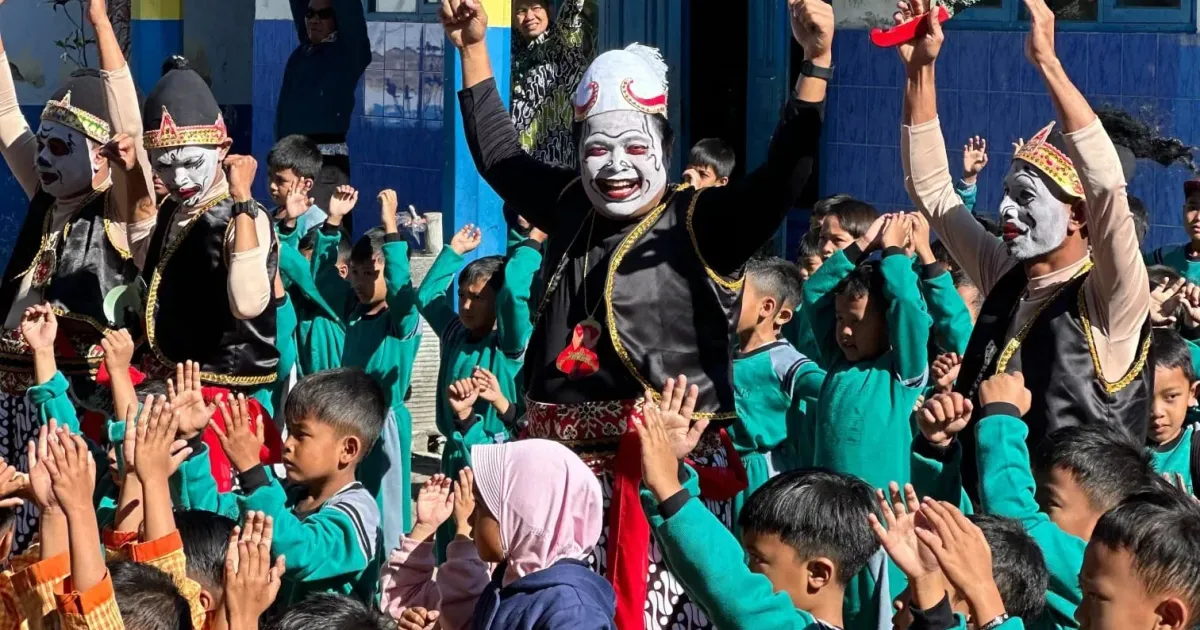 Camat Pulosari Pemalang Cosplay Jadi Semar, Jajaran Berdandan Punokawan Hibur Siswa SD di Hari Anak Nasional