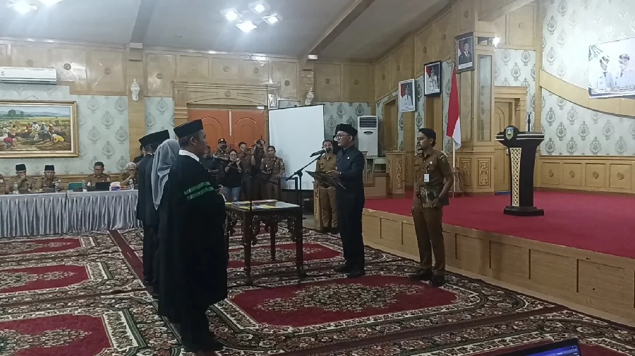 Bupati Sarolangun Hurmin Lantik Tiga Pejabat OPD dan 57 Kepala Sekolah, Ini Nama-Nama yang Dimutasi