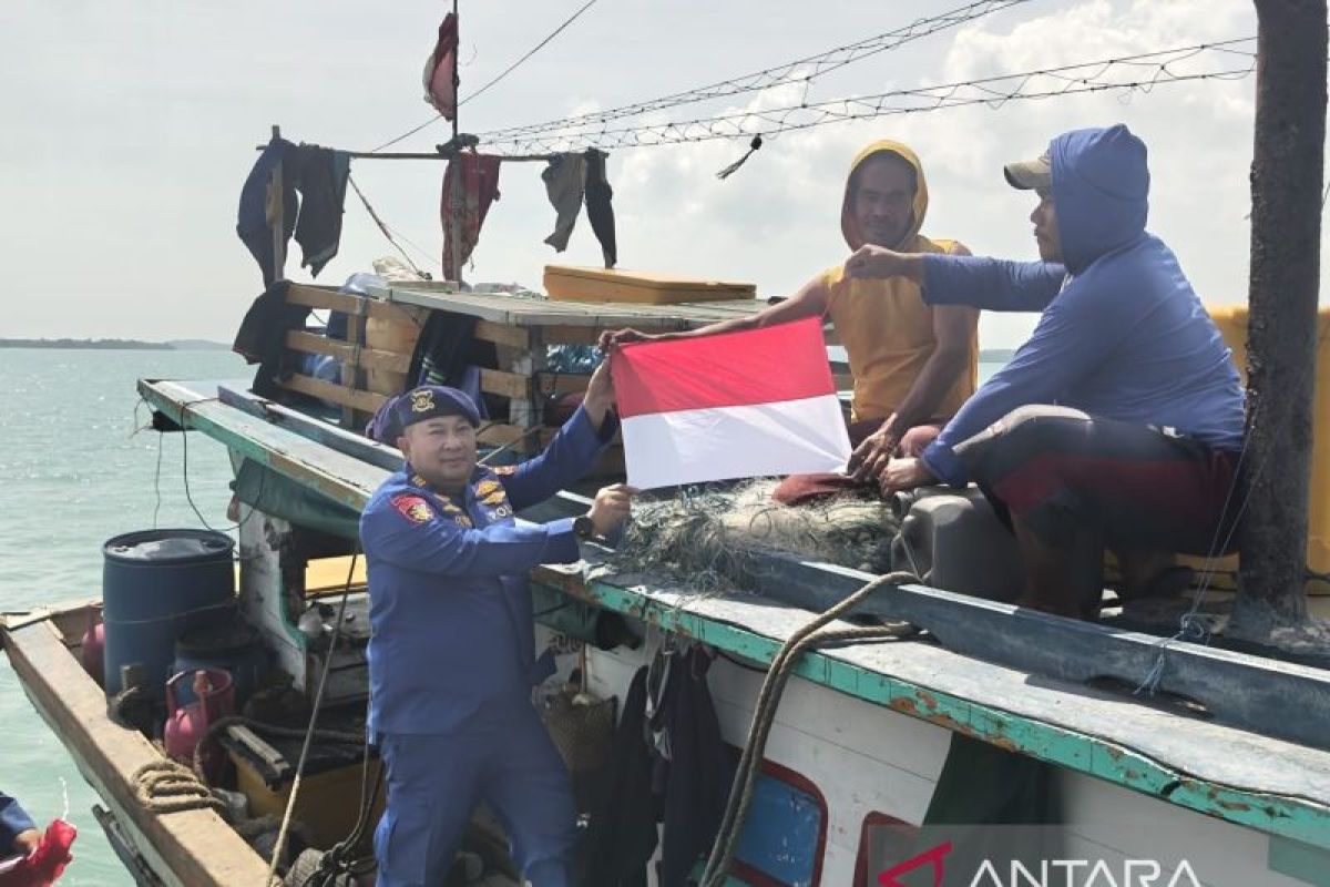 Satpolairud Bangka Selatan Bagikan 81 Bendera Merah Putih ke Nelayan Sadai, Semarak Kemerdekaan Sampai ke Laut