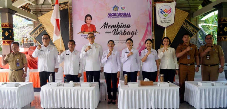 Ketua TP Posyandu Klungkung Ny. Eva Satria Hadiri Aksi Sosial Membina dan Berbagi, 144 Kader Posyandu Terima Bantuan Beras hingga Susu