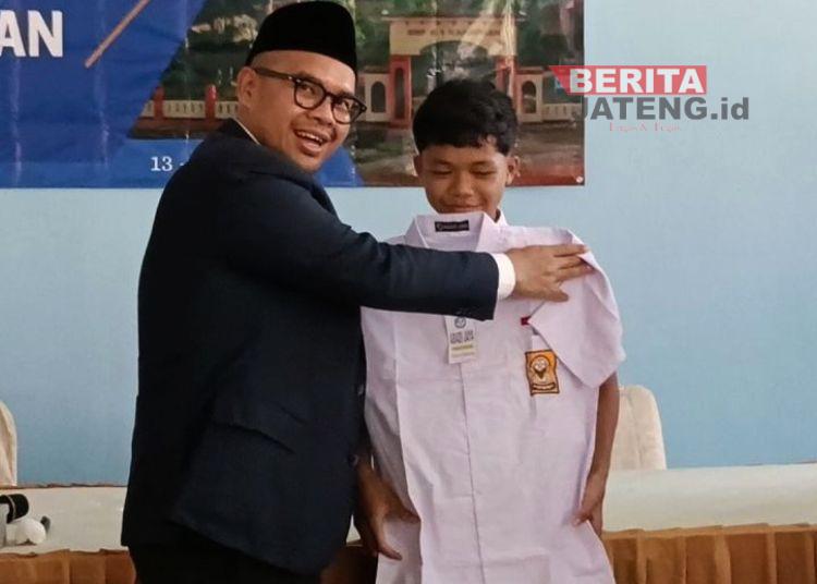 Bupati Batang Salurkan Seragam Gratis ke 39.097 Siswa Baru SD-SMP, Libatkan UMKM Sekolah