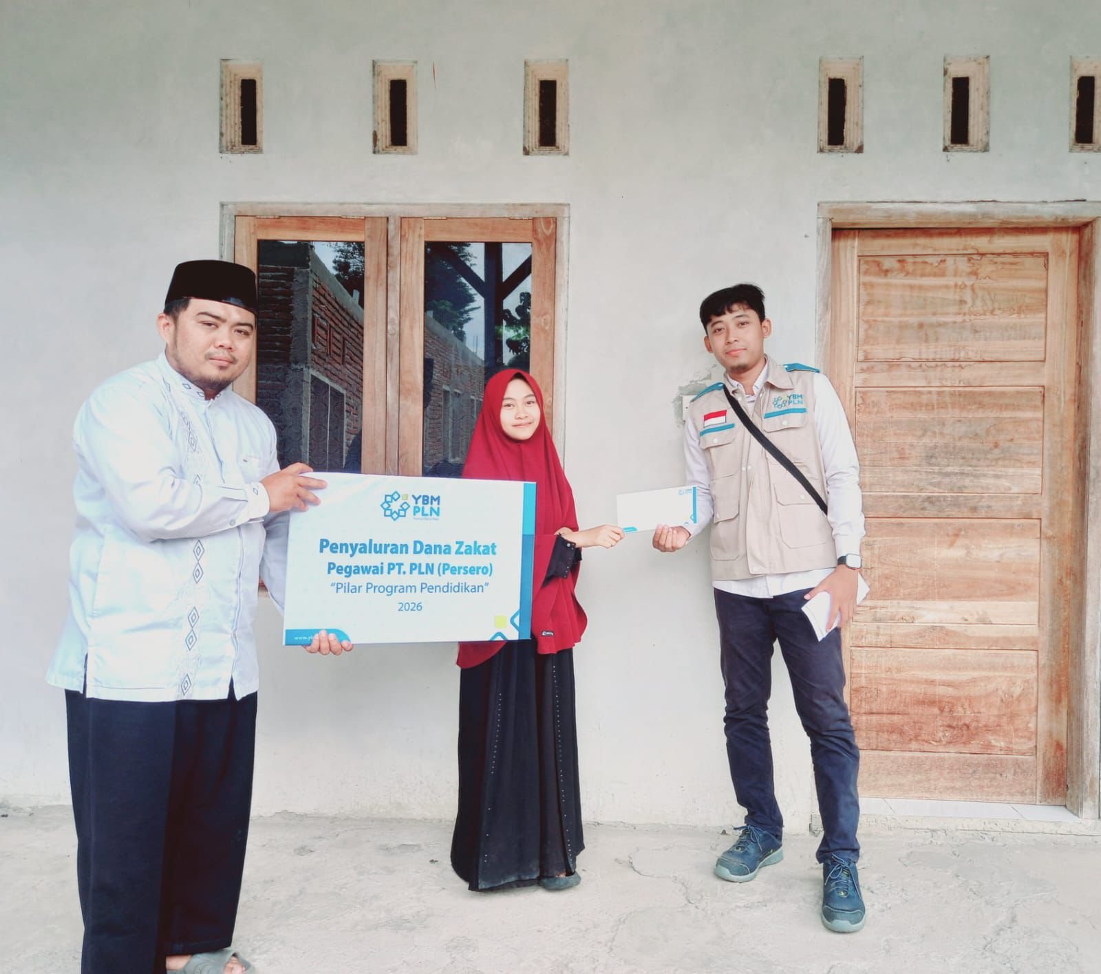 YBM PLN UP3 Sumbawa Salurkan Zakat Rp2,5 Juta untuk Lima Santri Dhuafa di Pondok Pesantren Hidayatullah