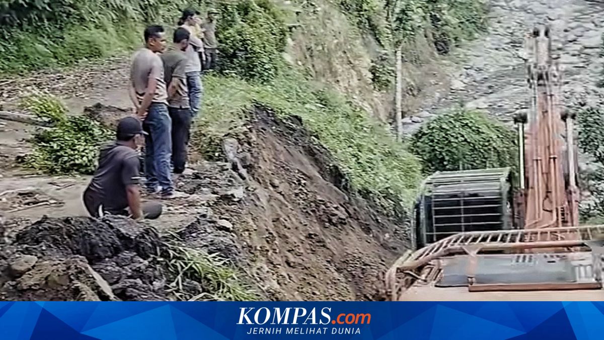 Akses Jalan Nasional Takengon-Bireuen Putus Setengah Tahun, Warga Bener Meriah Gotong Royong Sewa Ekskavator Bersihkan Longsor