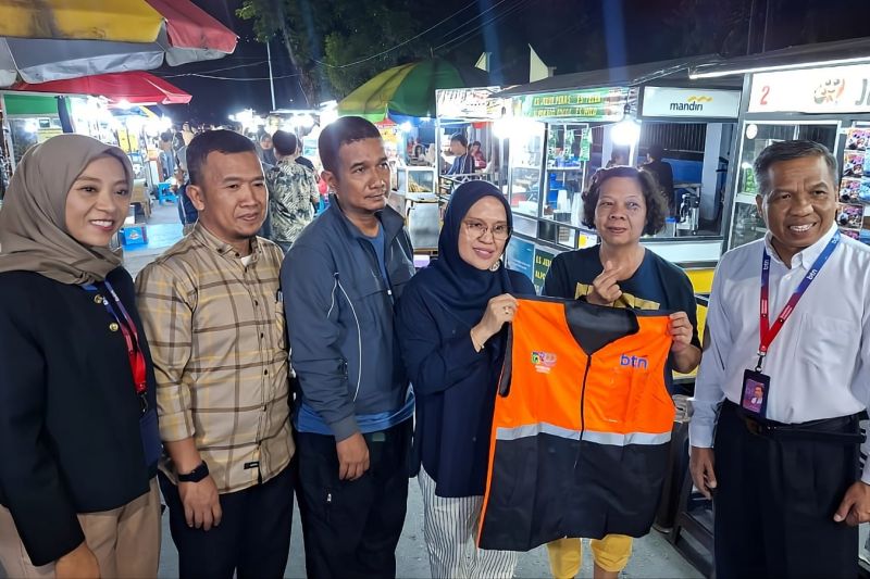 Pemkot Palu Bagikan 900 Rompi Identitas ke UMKM, Dilengkapi QR Code untuk Transaksi Digital