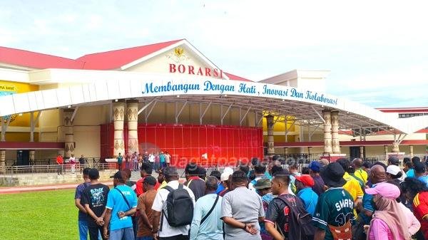 Bupati Manokwari Hermus Indou Kritik Keras ASN yang Malas dan Suka Pasang Baliho Pesparawi Tanpa Kerja Nyata