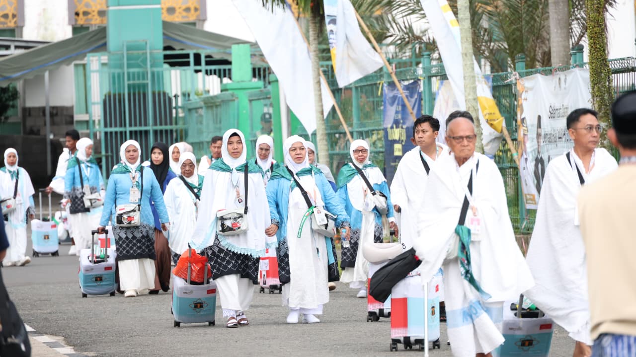 356 Jemaah Haji Tanah Bumbu dan Kotabaru Diberangkatkan ke Tanah Suci, Dua Orang Digantikan Jelang Keberangkatan