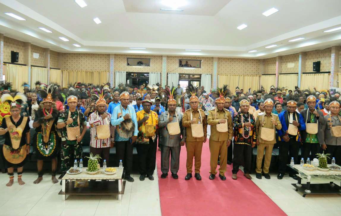 Bupati Teluk Wondama Elysa Auri Buka Pleno XIX DAP, Serukan Penguatan Fondasi Peradaban Orang Papua dari Tanah Pendidikan Modern