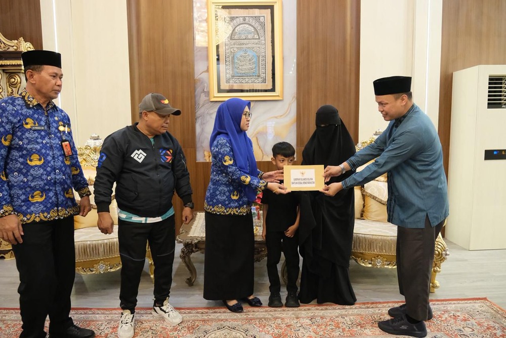 Gubernur Sulsel Andi Sudirman Beri Beasiswa Penuh SD-SMA untuk Anak Korban Perahu Tenggelam di Pangkep