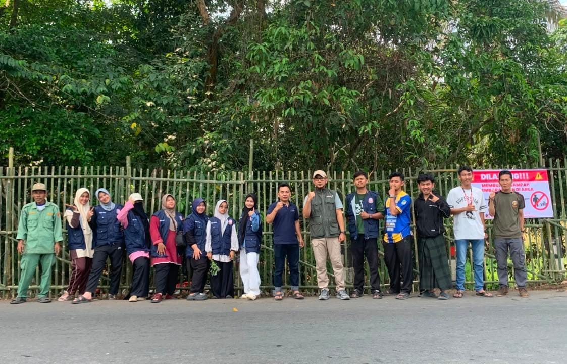 KKB di Padasuka, 15 Mahasiswa STIT Ad-Da'wah Lebak Bangun Pagar Bambu dan Gagas Papan Edukasi Pemilahan Sampah