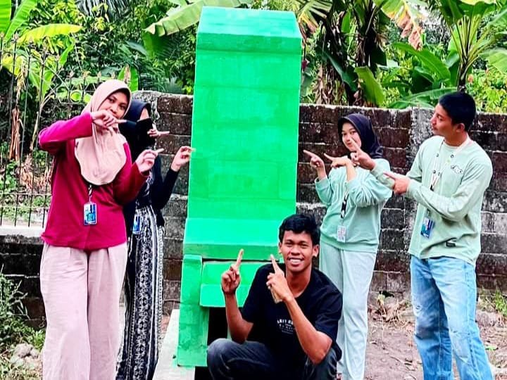 KKN Ummat Kelompok 39 Rakit Tungku Pembakar Sampah Minim Asap untuk Atasi Darurat Sampah di Desa Pakuan, Lombok Barat