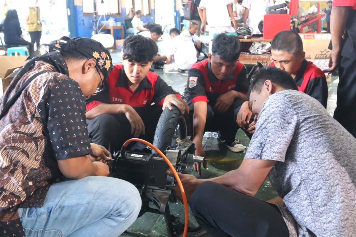 PLN Lampung Bekali 50 Siswa dan Guru Empat SMK Pelatihan Konversi Motor Listrik, Dukung Transisi Energi