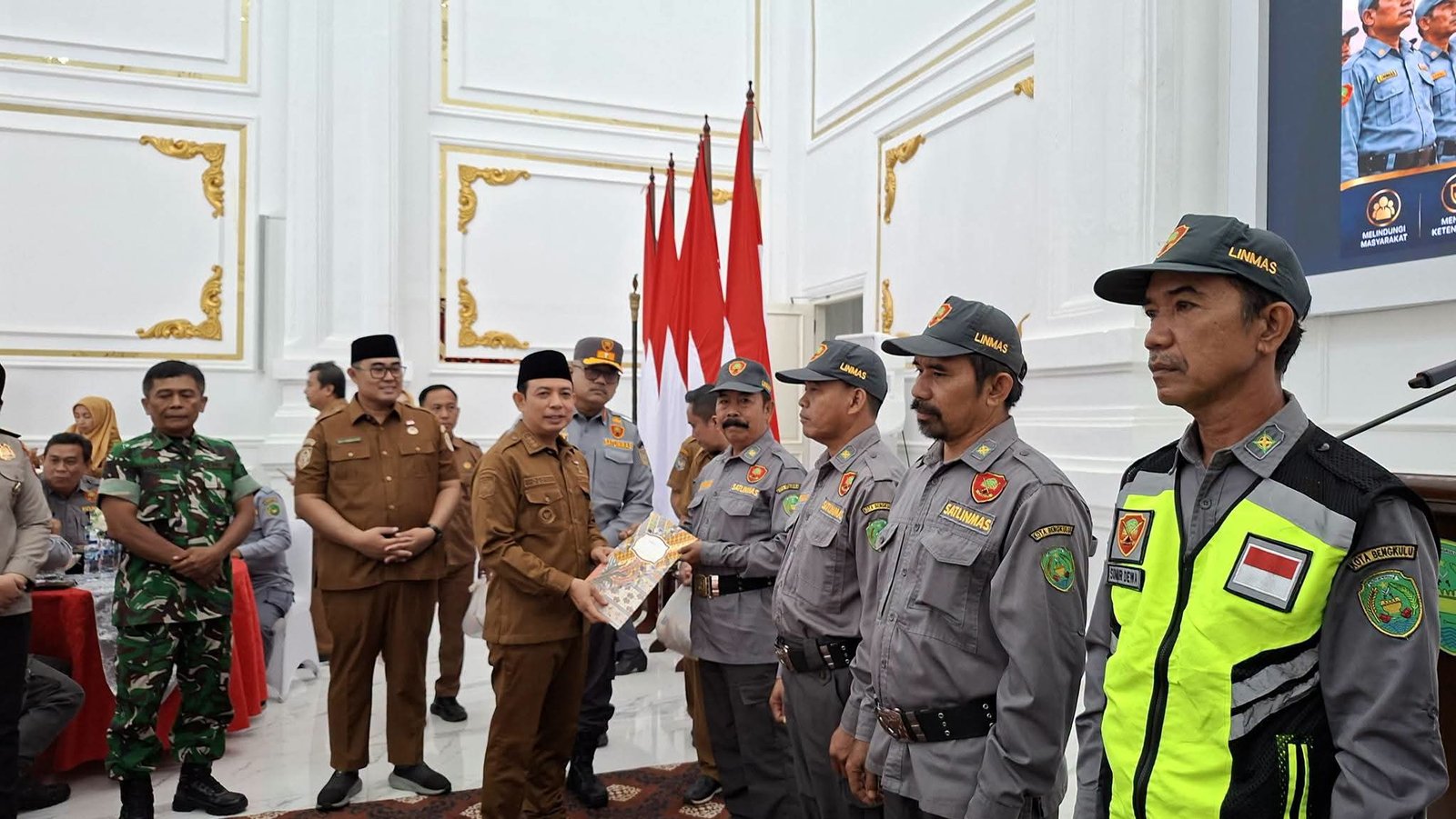 Pemkot Bengkulu Beri Penghargaan untuk Puluhan Anggota Satlinmas, Garda Terdepan Ketertiban di Tingkat Kelurahan