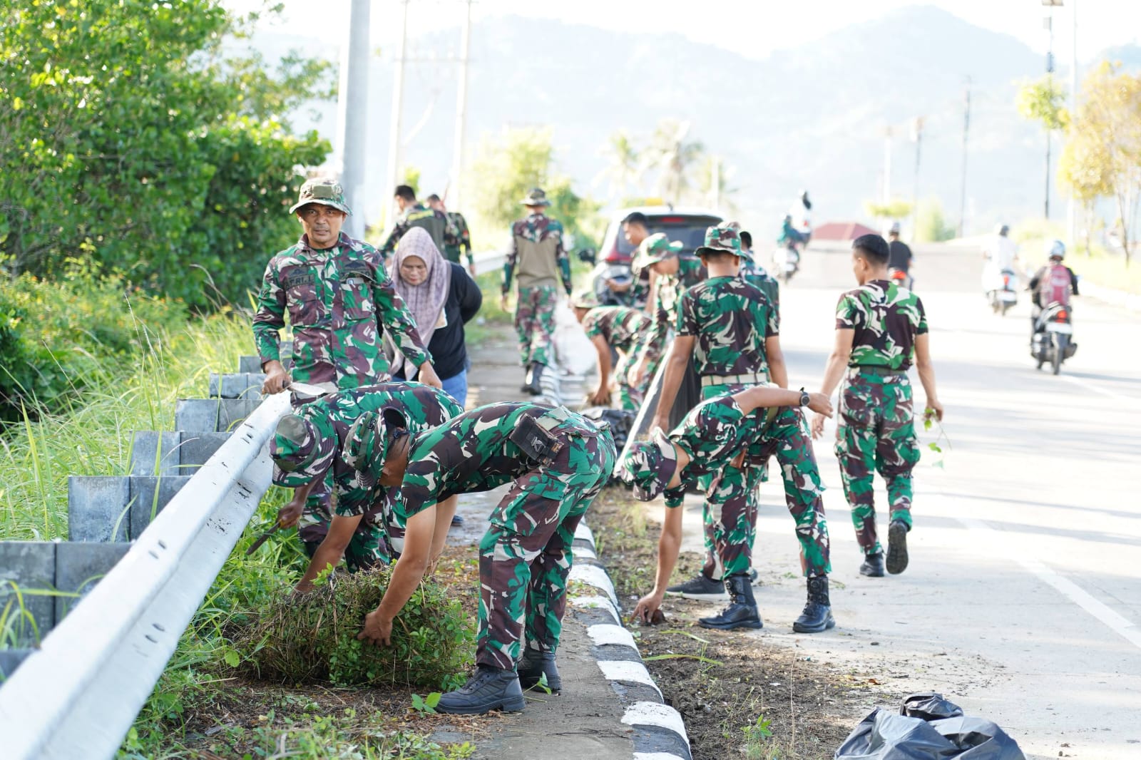 TNI dan Warga Mamuju Kerja Bakti Bersihkan Jalan Arteri, Kasrem 142/Tatag Pimpin Langsung Aksi Jumat Bersih
