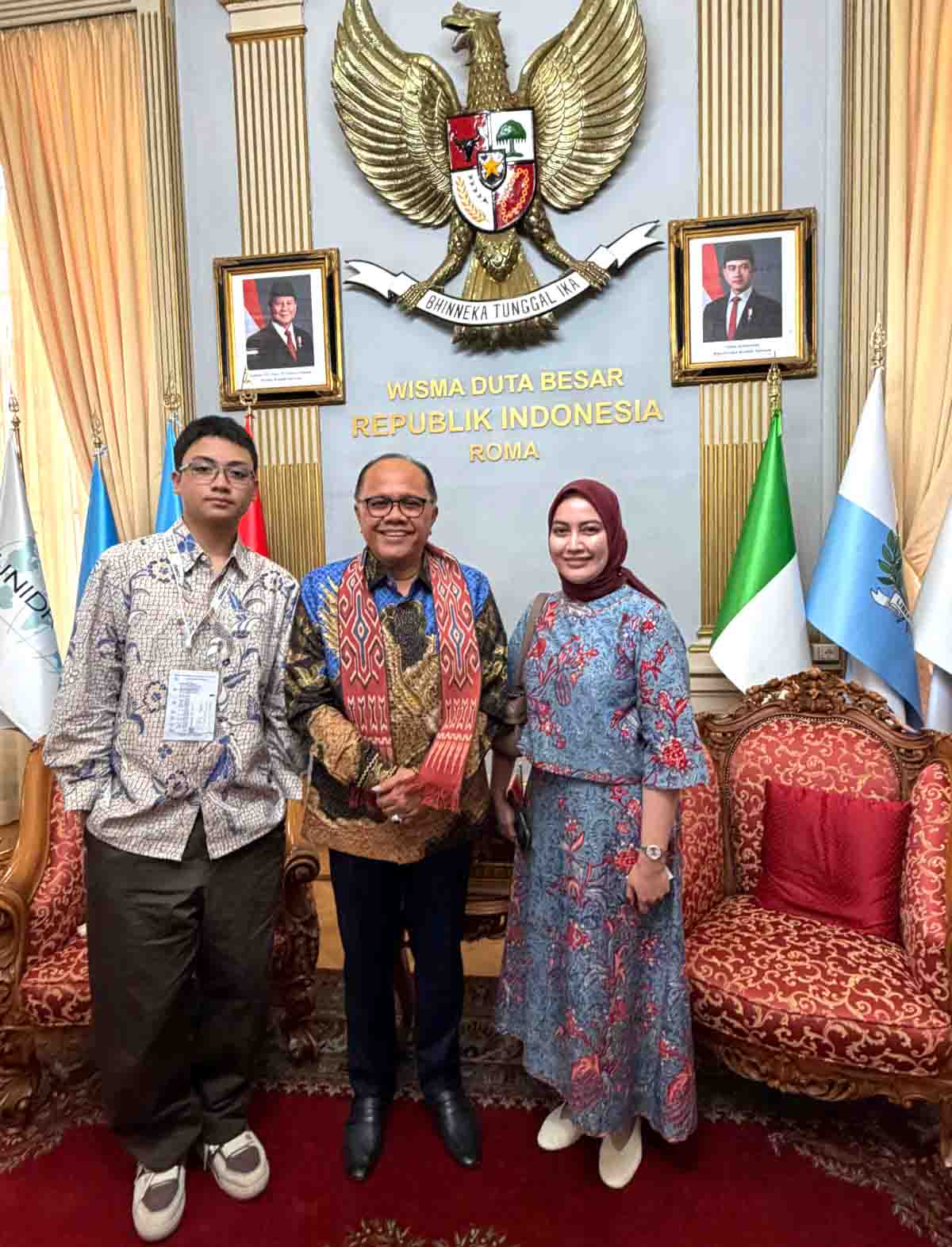 Delegasi Indonesia di Roma Promosikan Tenun Sekomandi Sulbar ke Dubes RI, Syal Berusia 480 Tahun Jadi Cendera Mata