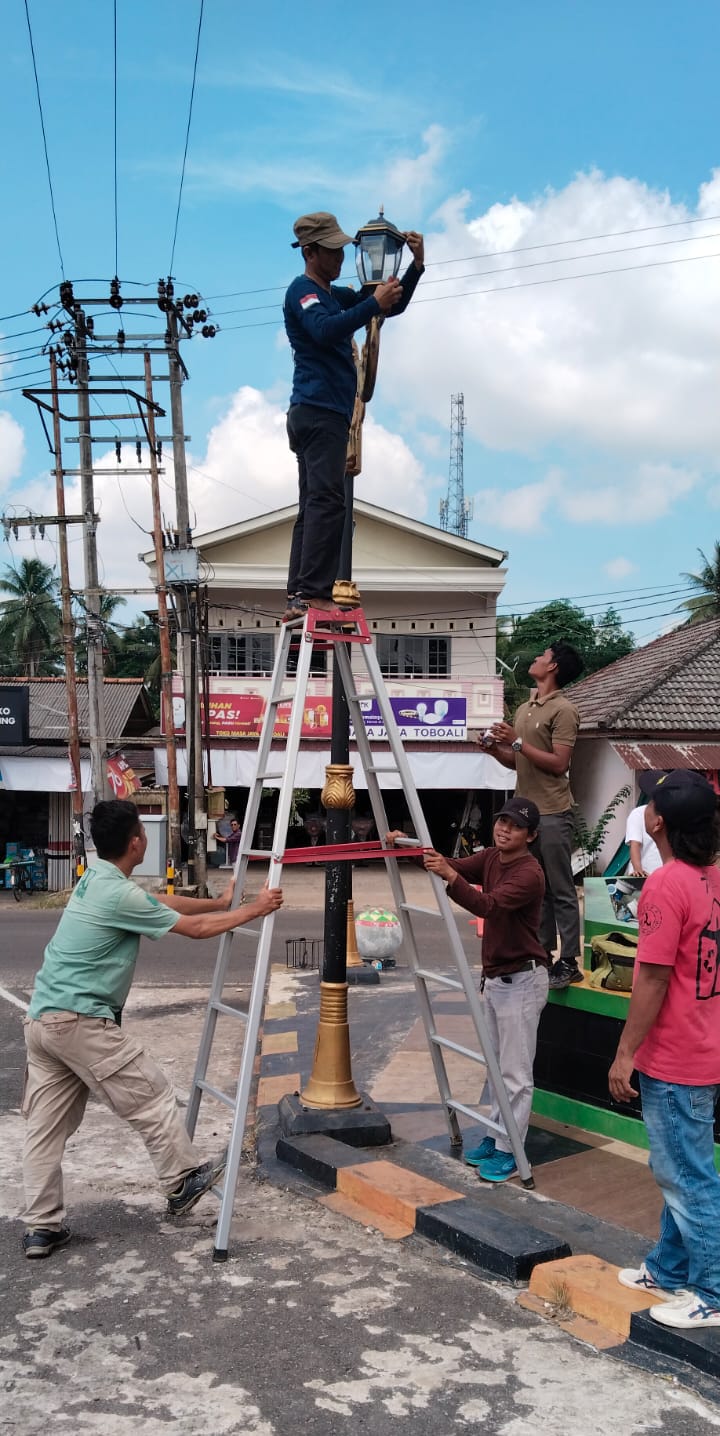 PUPR Bangka Selatan Turun Langsung Perbaiki Lampu Taman di Toboali, Warga Kini Lebih Aman Beraktivitas Malam