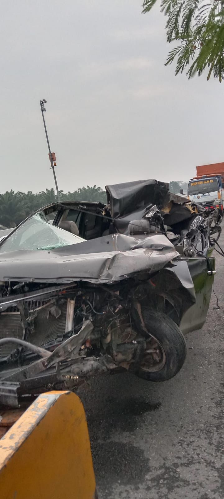 Kecelakaan Maut di Tol Medan-Tebing Tinggi: Mobil Innova Tabrak Truk, 6 Orang Luka-Luka Dibawa ke RS