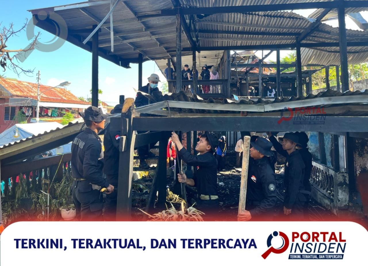 Brimob Sulsel Bantu Bersihkan Puing Kebakaran Dua Rumah di Parepare, Warga Gotong Royong Percepat Pemulihan