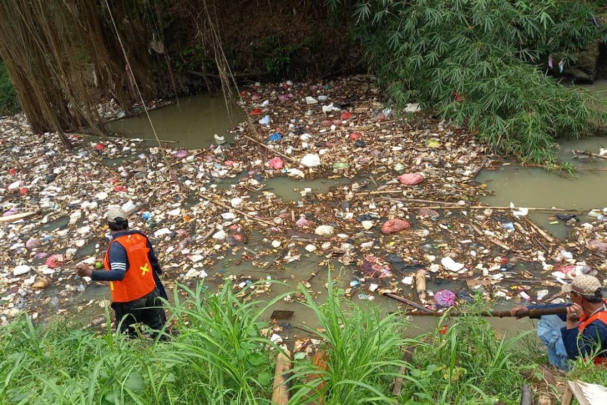 Pemprov Banten Bersama Relawan dan Pramuka Berhasil Evakuasi 15 Ton Sampah dari Aliran Sungai Cibanten Serang