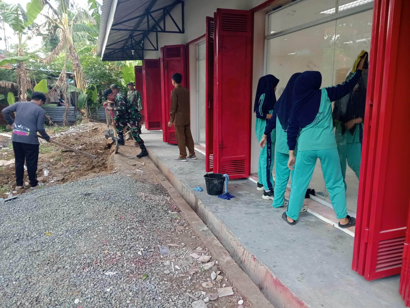 Personel Koramil Majauleng Ajak Warga dan Pelajar Gotong Royong Bersihkan Area Koperasi Merah Putih di Wajo