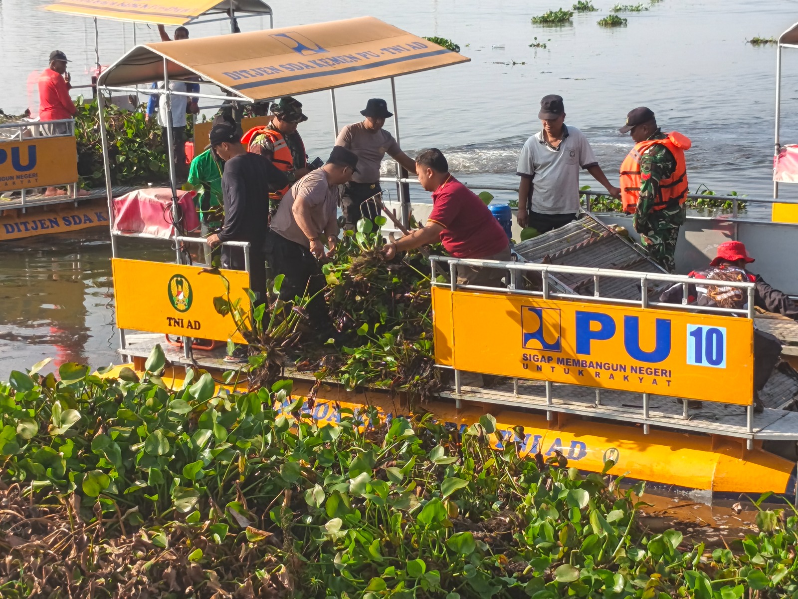 Kodim 0714/Salatiga Kerahkan Alat Berat dan 9 Kapal Bersihkan Eceng Gondok di Rawa Pening, Melibatkan TNI-Polri dan Warga