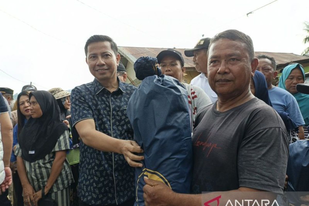 DPRD Gorontalo Utara Salurkan Bantuan ke Pemukiman KAT Didingga Biau, Warga Berharap Rehabilitasi Sungai Permanen