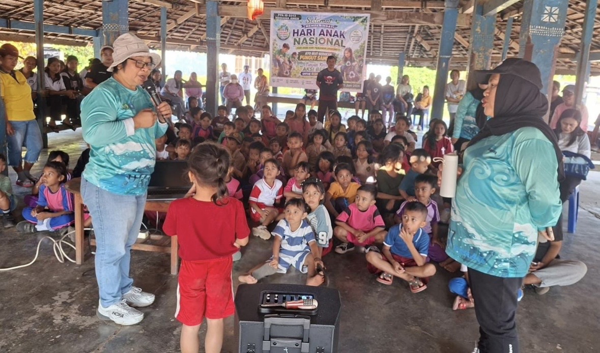 TP PKK Halmahera Barat Edukasi Perlindungan Anak Lewat Aksi Pungut Sampah di Hari Anak Nasional