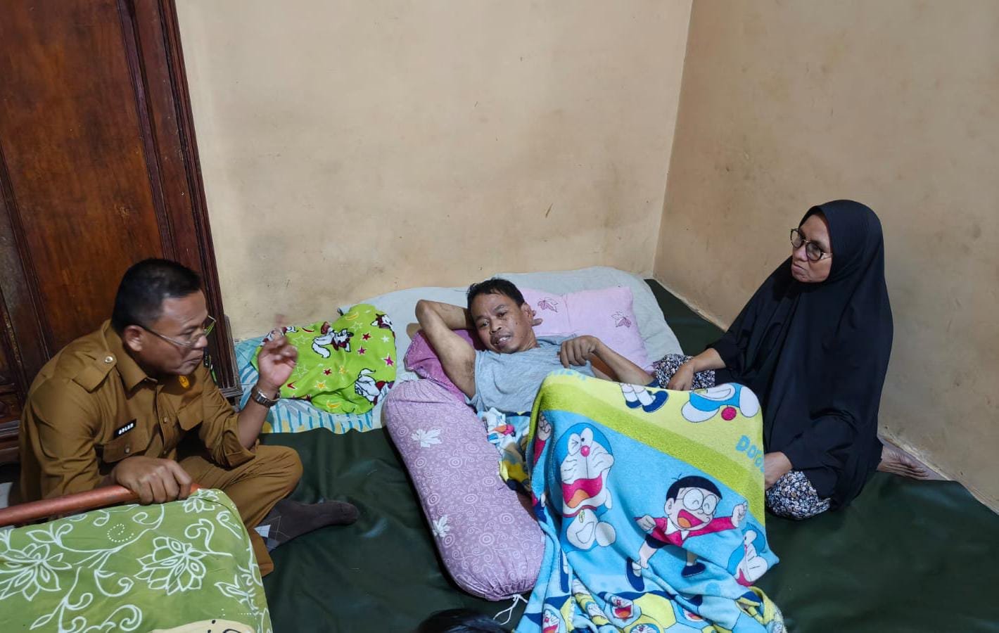 Penuh Haru, Wali Kota Prabumulih Arlan Jenguk Sahabat Lama yang Terbaring Sakit 2,5 Tahun, Bawa Kursi Roda dan Santunan